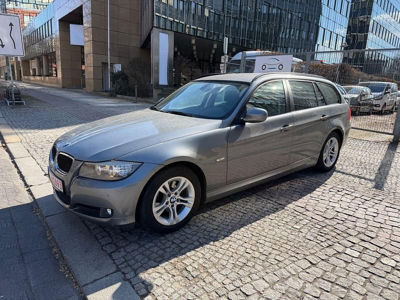 Gebraucht BMW 318 143 PS (105 kW) 2011 Grau Limousine