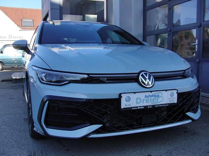 Neu VW Golf VIII R-line 150 PS (110 kW) 2026 Crystal ice blue metallic Limousine