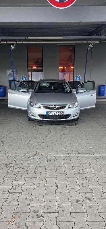 Gebraucht Opel Astra Edition 125 PS (91 kW) 2012 Kombi