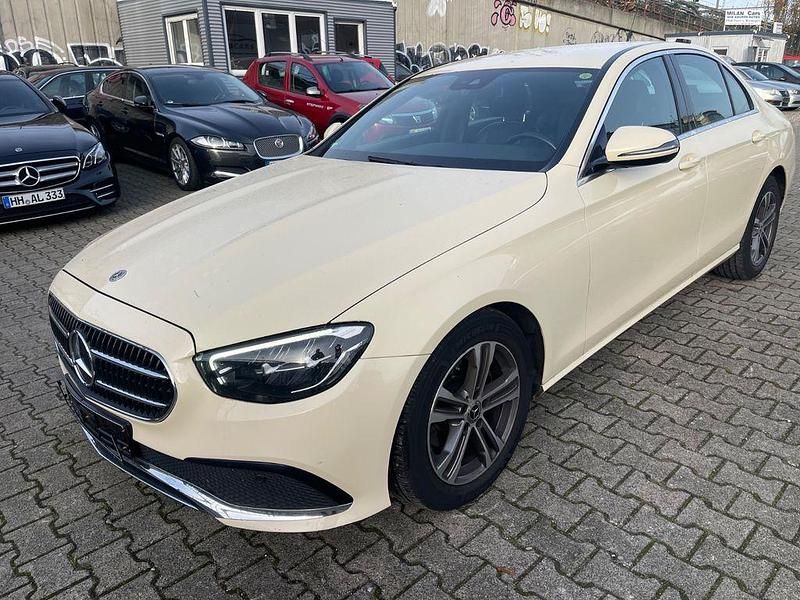 Gelb Gebraucht 2022 Mercedes E200 Avantgarde Limousine | 17.900 € - Bild 1/4
