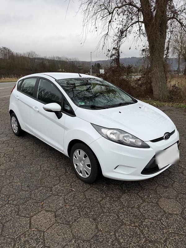 Weiß Gebraucht 2011 Ford Fiesta Kleinwagen | 6.800 € - Bild 1/4