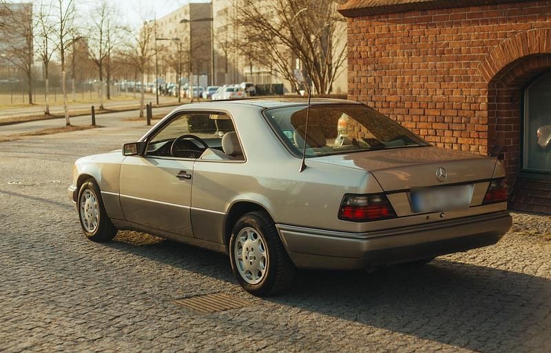 Gebraucht Mercedes E220 150 PS (110 kW) 1995 Gold Coupé