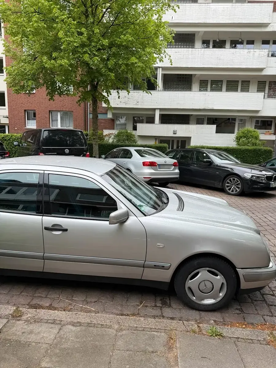 Usata Mercedes E240 170 CV (125 kW) 1998 Argento Berlina