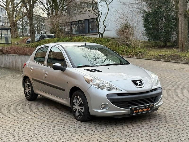 Gebraucht Peugeot 206+ 60 PS (44 kW) 2012 Lackierung aluminiumgrau/meta Kleinwagen