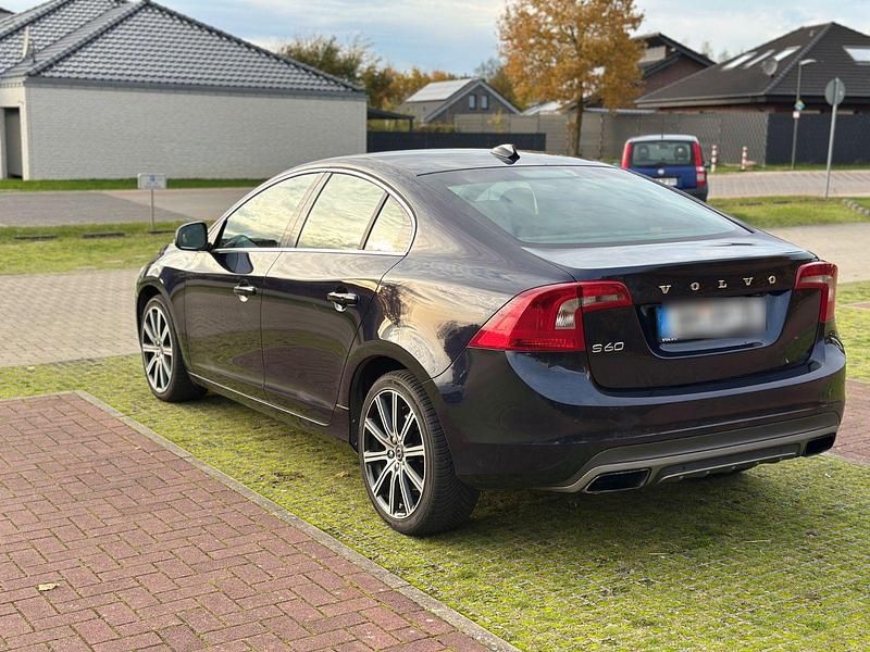 Gebraucht Volvo S60 Kinetic 224 PS (164 kW) 2015 Blau Limousine
