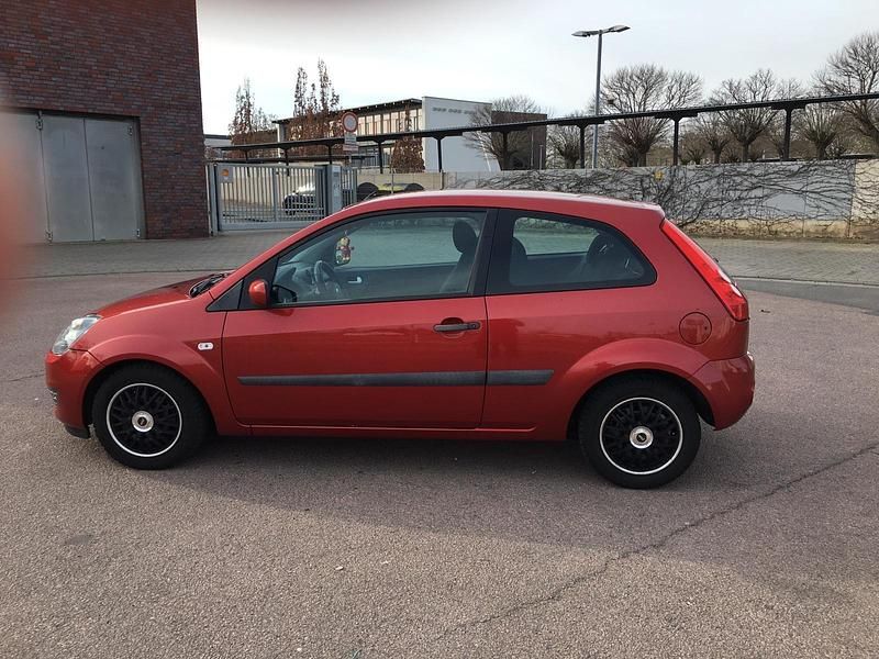 Gebraucht Ford Fiesta 69 PS (50 kW) 2006 Rot Kleinwagen