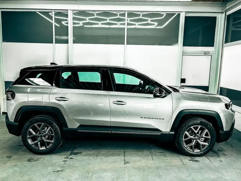 Neu Jeep Compass Altitude 145 PS (106 kW) 2026 Grau dach schwarz SUV