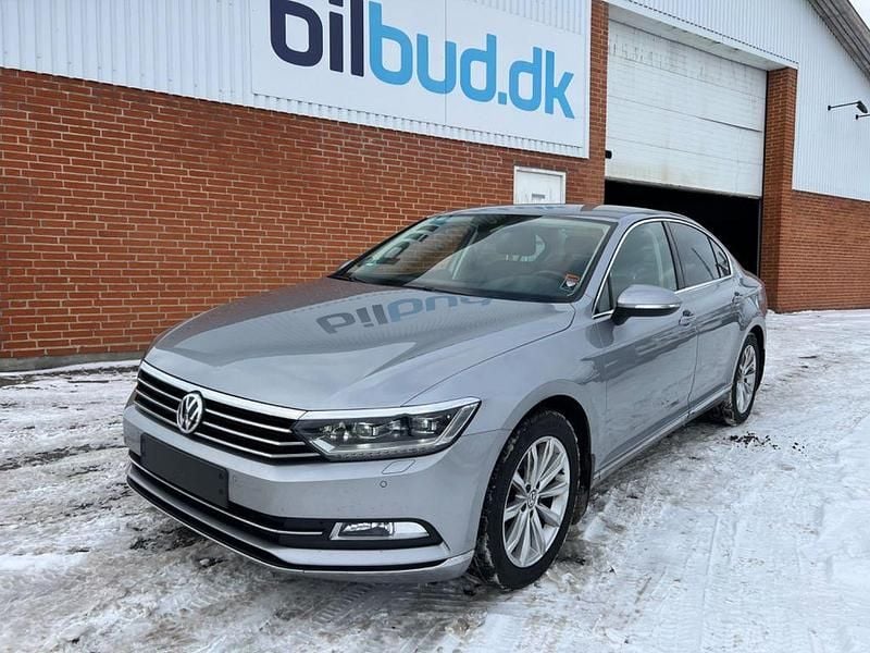Silber Gebraucht 2018 VW Passat Highline Limousine | 12.999 € (Guter Preis) - Bild 1/4