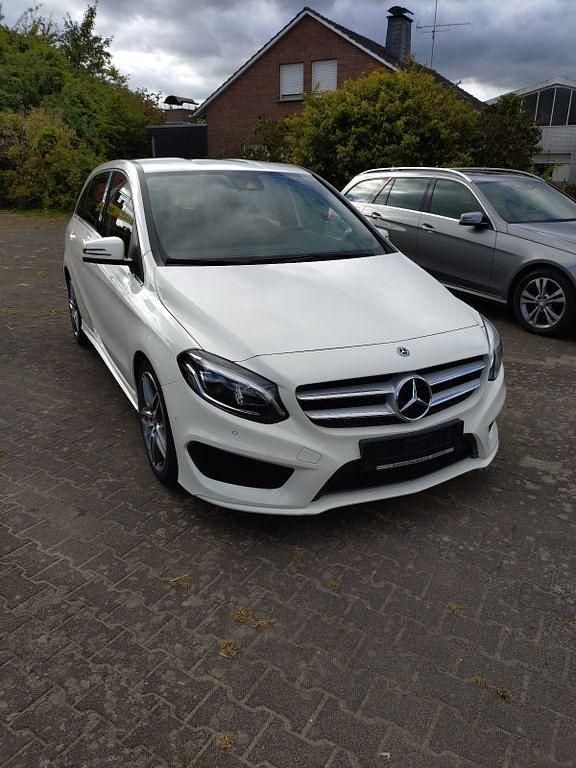 Gebraucht Mercedes B180 AMG line 122 PS (89 kW) 2018 Weiß Van / Kleinbus