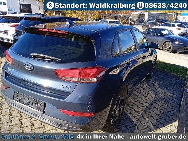 Gebraucht Hyundai i30 Intro Edition 120 PS (88 kW) 2021 Teal blue Limousine