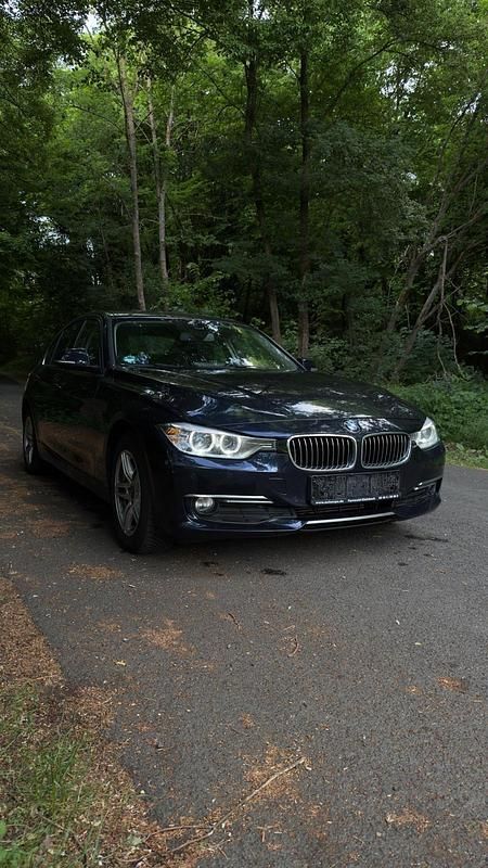 Blau Gebraucht 2014 BMW 318 Limousine | 8.000 € (Superpreis) - Bild 1/4