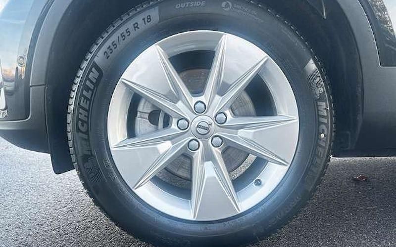 Gebraucht Volvo XC40 Core 163 PS (119 kW) 2025 Schwarz SUV