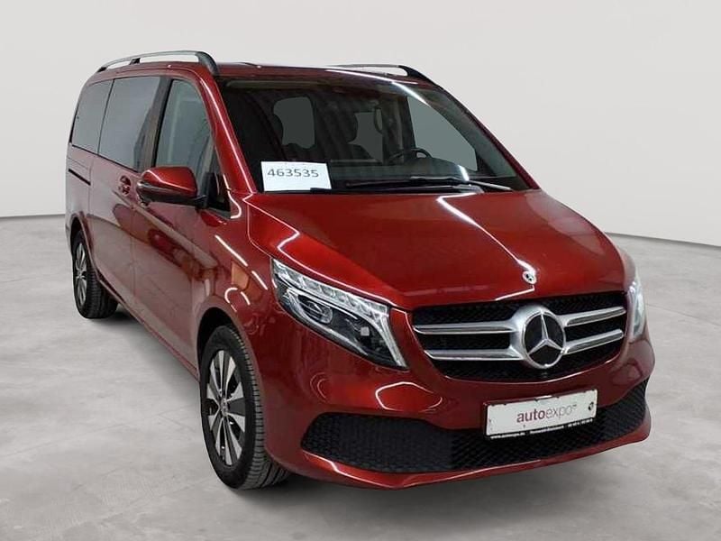 Hyazinthrot metallic Gebraucht 2022 Mercedes V300 Van / Kleinbus | 47.789 € (Superpreis) - Bild 1/4