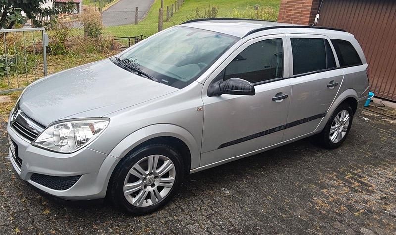 Silber Gebraucht 2009 Opel Astra Kombi | 2.699 € (Teuer) - Bild 1/4