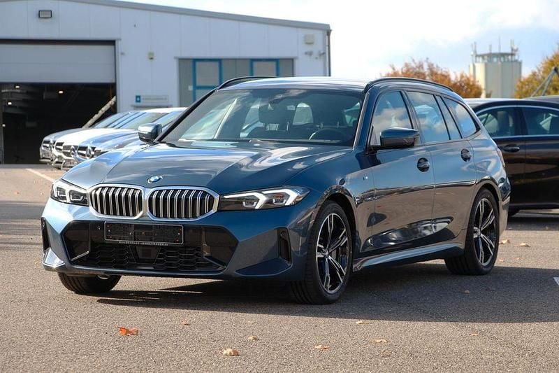 Blau Gebraucht 2024 BMW 330 M Sport Kombi | 37.990 € - Bild 1/4