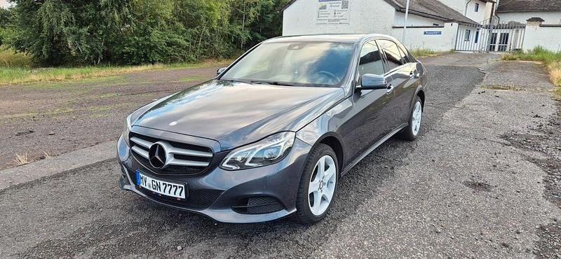 Grau Gebraucht 2014 Mercedes E300 Avantgarde Limousine | 9.799 € (Superpreis) - Bild 1/4