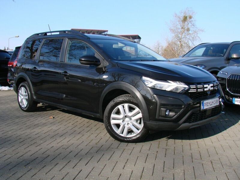 Schwarz Gebraucht 2024 Dacia Jogger Expression Limousine | 17.890 € (Superpreis) - Bild 1/4