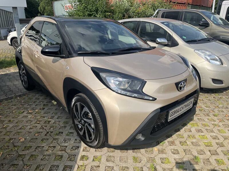 Beige Gebraucht 2023 Toyota Aygo Pulse Kleinwagen | 14.990 € (Fairer Preis) - Bild 1/4
