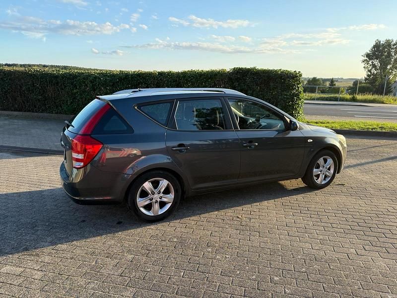 Grau Gebraucht 2011 Kia Ceed Kombi | 3.000 € (Superpreis) - Bild 1/4