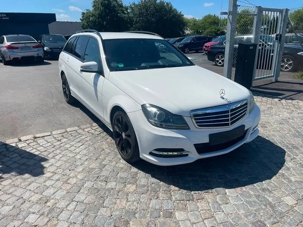 Gebraucht Mercedes C220 Avantgarde 170 PS (125 kW) 2012 Weiß Limousine