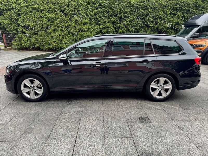 Schwarz Gebraucht 2023 VW Passat Kombi | 16.880 € - Bild 1/4