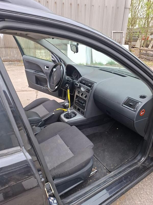 Gebraucht Ford Mondeo 125 PS (91 kW) 2003 Schwarz Kombi