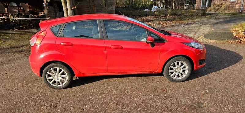 Gebraucht Ford Fiesta Trend 101 PS (74 kW) 2014 Rot Kleinwagen