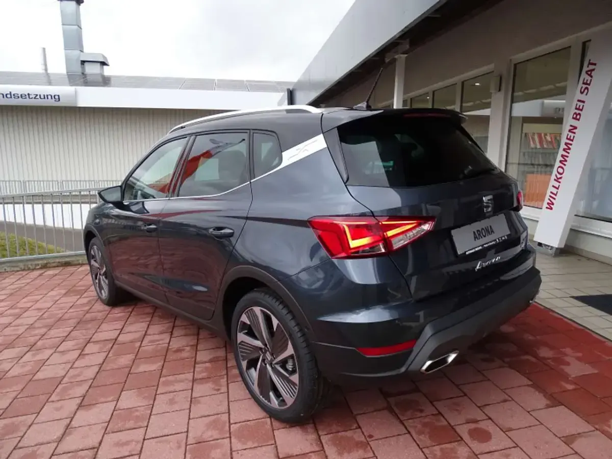 Gebraucht Seat Arona FR 110 PS (80 kW) 2024 Magnetic grau / dach midnight schwarz (metallic) SUV