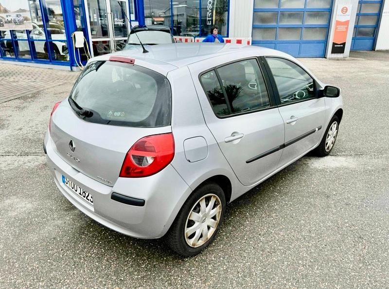 Gebraucht Renault Clio II 75 PS (55 kW) 2005 Silber Kleinwagen