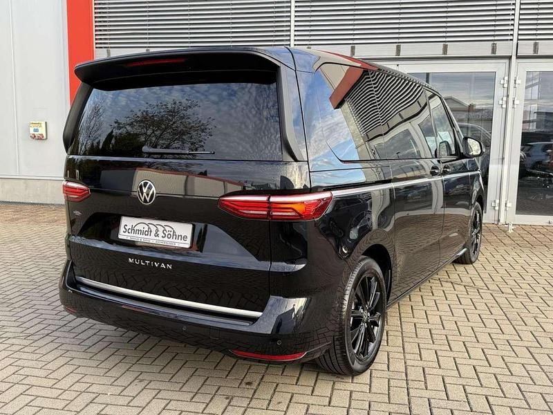 Gebraucht VW Multivan Style 150 PS (110 kW) 2024 Schwarz metallic Van
