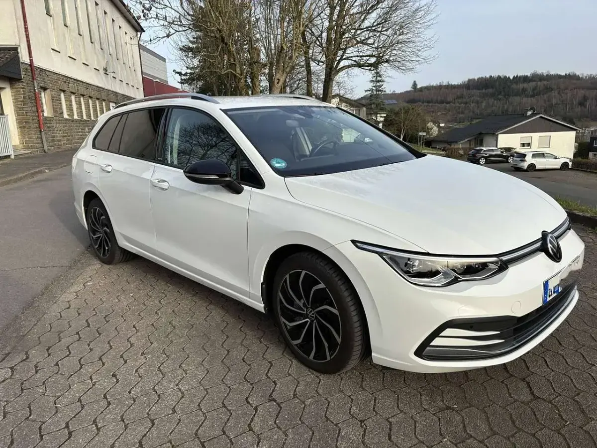 Gebraucht VW Golf VIII Move 150 PS (110 kW) 2024 Weiß Kombi