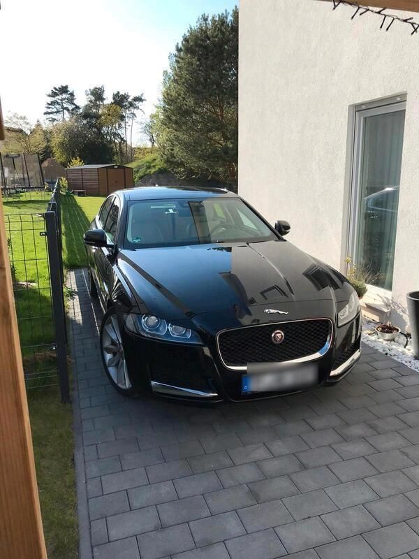 Schwarz Gebraucht 2016 Jaguar XF Limousine | 16.500 € - Bild 1/4