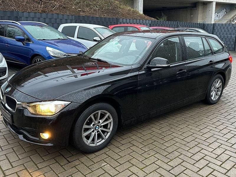 Schwarz Gebraucht 2016 BMW 318 Advantage Kombi | 8.370 € (Superpreis) - Bild 1/4