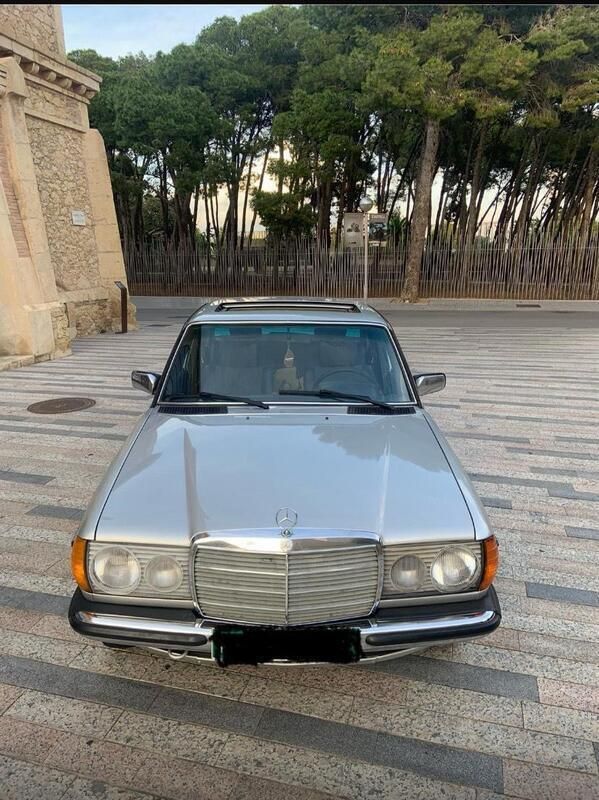 Silber Gebraucht 1977 Mercedes E250 Limousine | 8.000 € - Bild 1/4