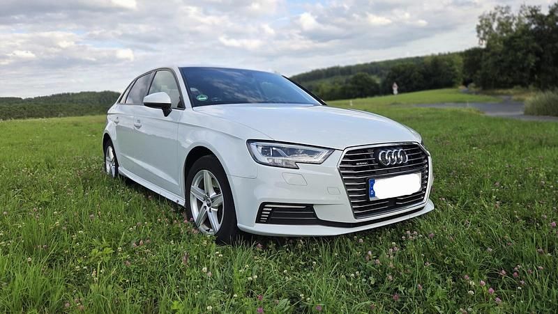 Weiß Gebraucht 2020 Audi A3 Sportback e-tron Limousine | 19.800 € (Superpreis) - Bild 1/4