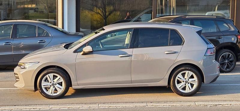 Gebraucht VW Golf VIII Life 116 PS (85 kW) 2024 Grau Limousine