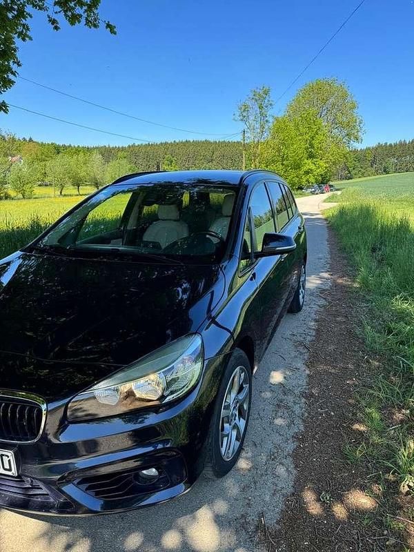 Blau Gebraucht 2016 BMW 220 Gran Tourer Sport Line Van / Kleinbus | 17.850 € (Fairer Preis) - Bild 1/4
