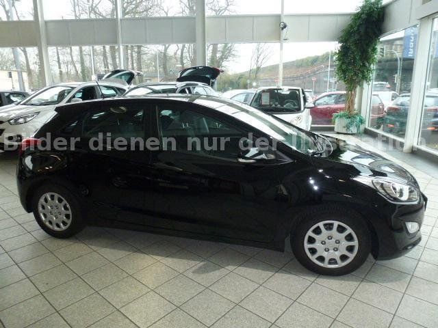 Gebraucht Hyundai i30 Classic 90 PS (66 kW) 2015 Schwarz metallic Limousine