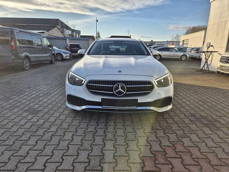 Gebraucht Mercedes E300 Avantgarde 320 PS (235 kW) 2021 Polarweiss Kombi