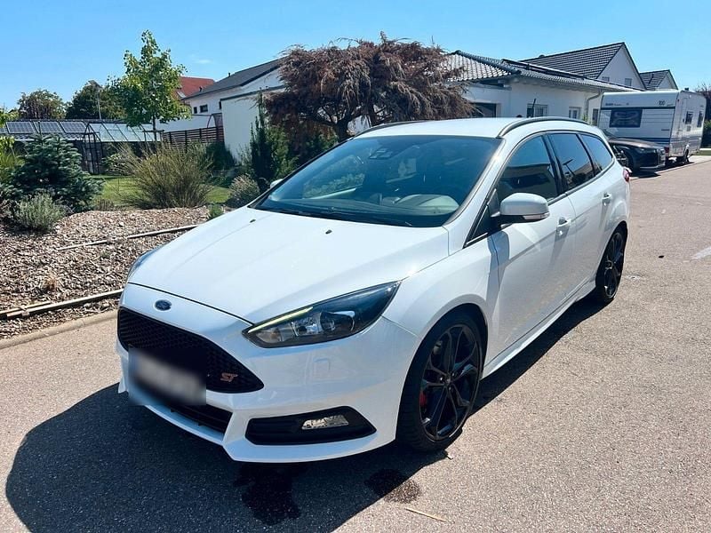 Weiß Gebraucht 2018 Ford Focus ST Kombi | 18.300 € - Bild 1/4