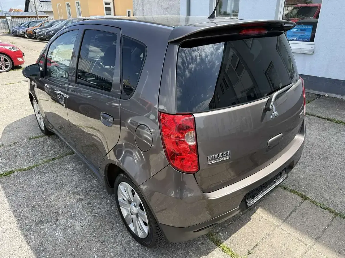 Gebraucht Mitsubishi Colt Plus 95 PS (69 kW) 2013 Granitbraun (m) Kleinwagen