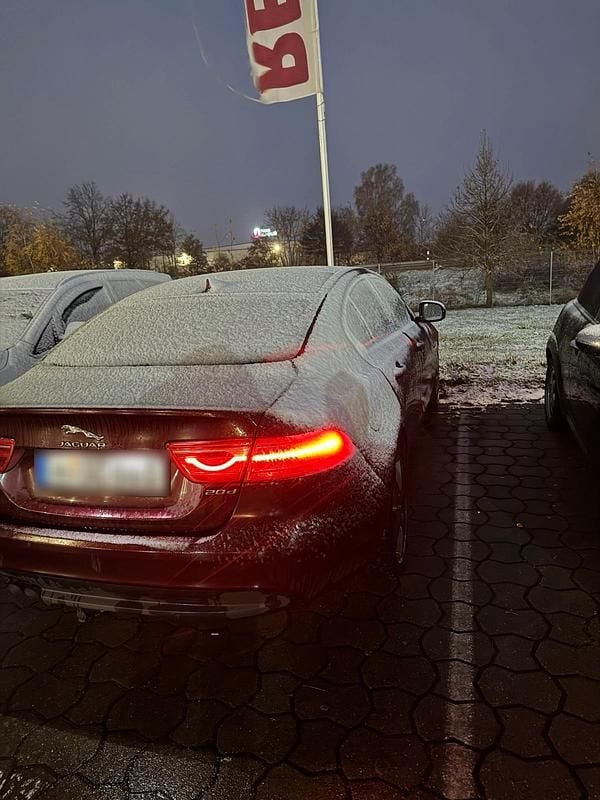 Rot Gebraucht 2015 Jaguar XE Limousine | 8.990 € (Fairer Preis) - Bild 1/4