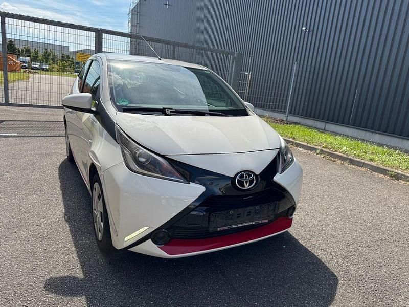 Weiß Gebraucht 2016 Toyota Aygo Kleinwagen | 6.900 € (Fairer Preis) - Bild 1/4
