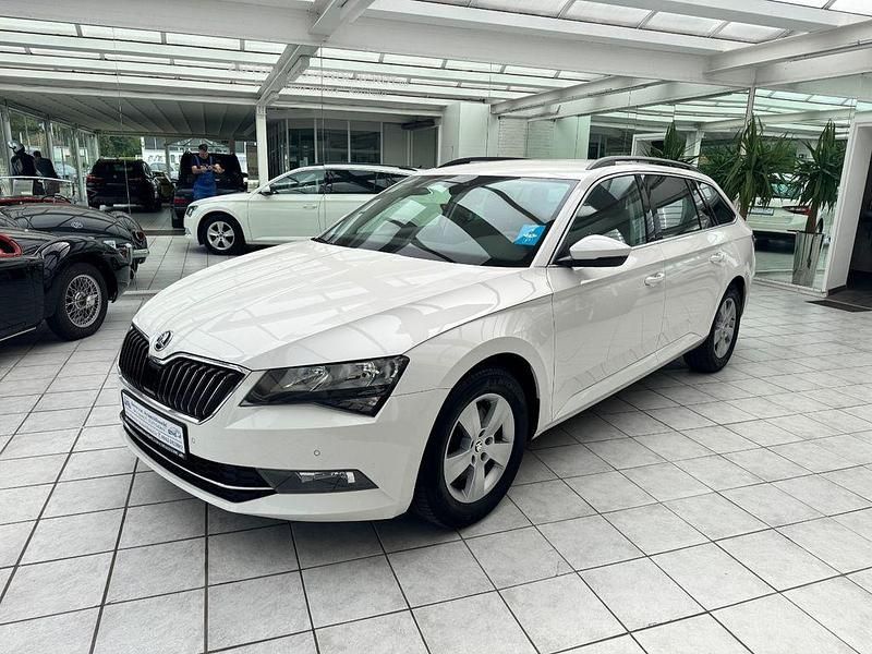 Weiß Gebraucht 2019 Skoda Superb Ambition Kombi | 18.300 € (Fairer Preis) - Bild 1/4