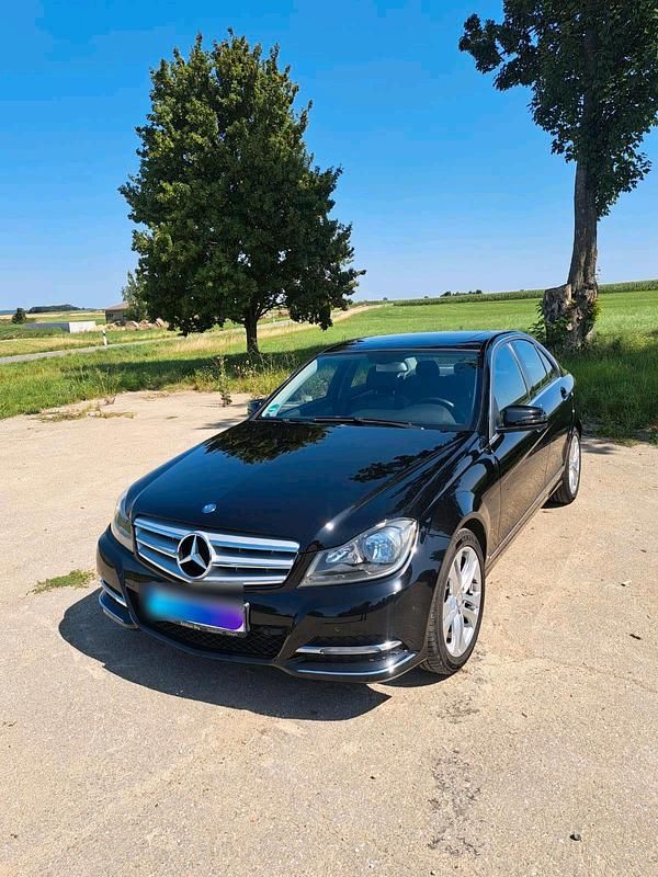 Schwarz Gebraucht 2012 Mercedes C220 Limousine | 11.200 € (Fairer Preis) - Bild 1/4