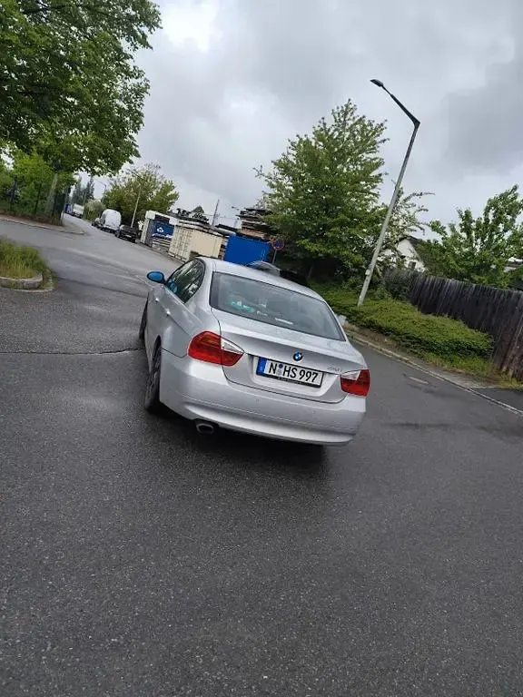 Gebraucht BMW 318 143 PS (105 kW) 2007 Silber Limousine