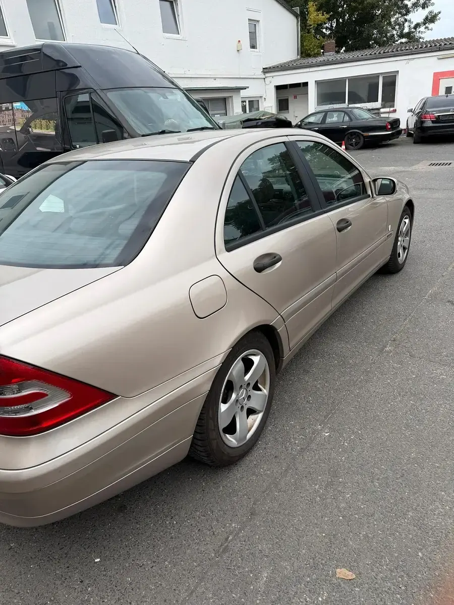 Gebraucht Mercedes C220 143 PS (105 kW) 2004 Gold Limousine