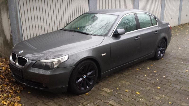 Grau Gebraucht 2004 BMW 525 Limousine | 5.350 € (Teuer) - Bild 1/4