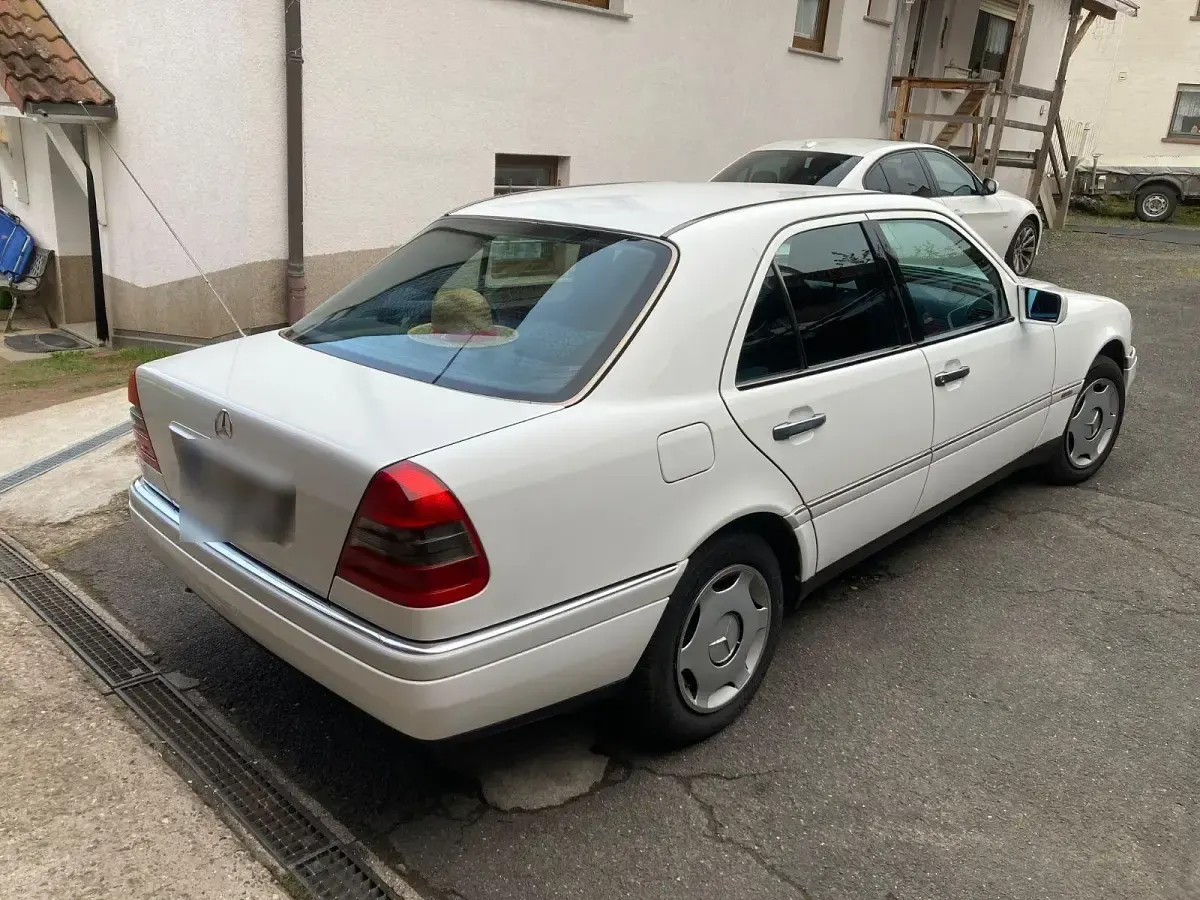 Gebraucht Mercedes C180 Elegance 122 PS (89 kW) 1995 Weiß Limousine