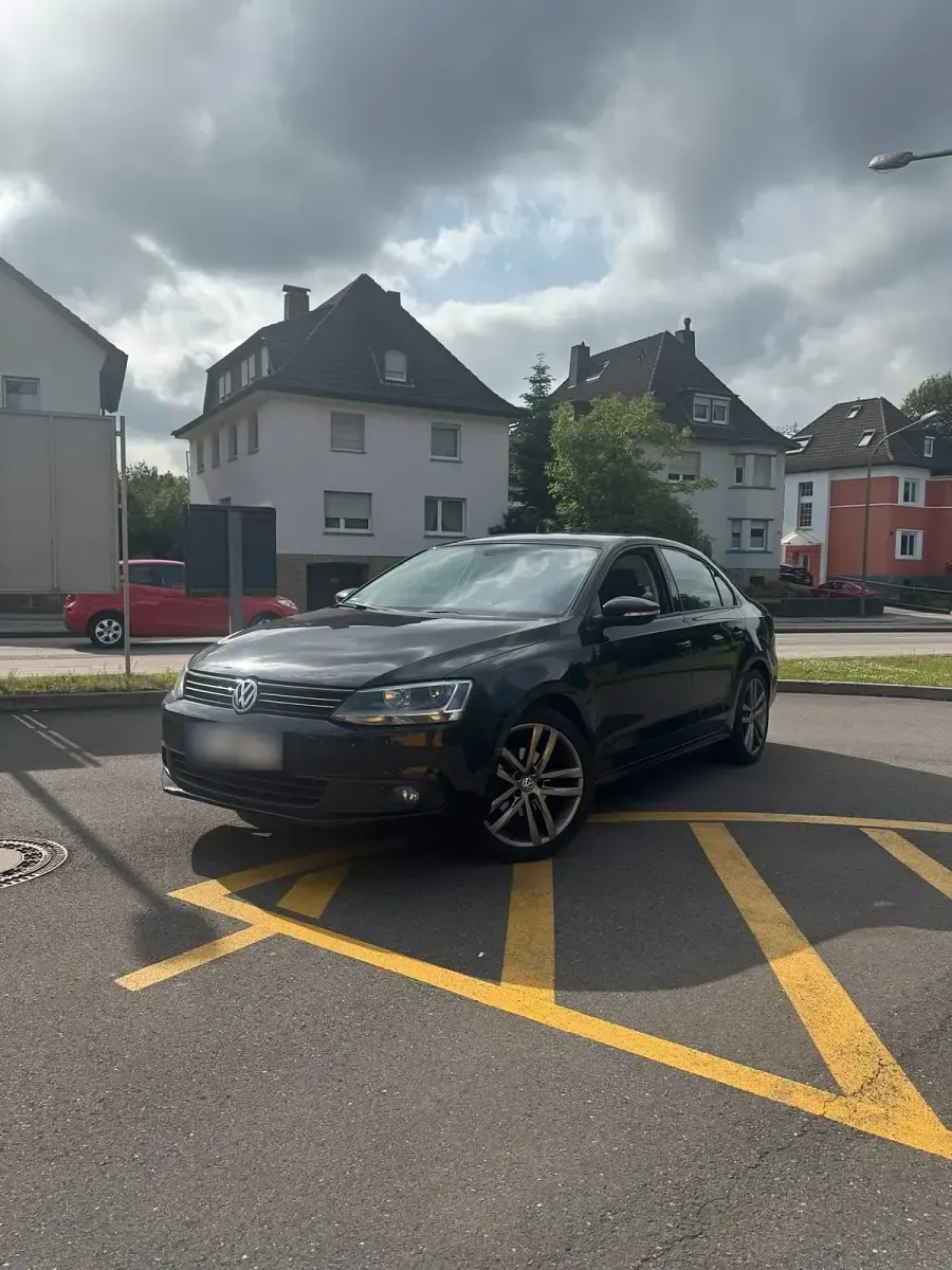 Gebraucht VW Jetta 105 PS (77 kW) 2012 Schwarz Limousine